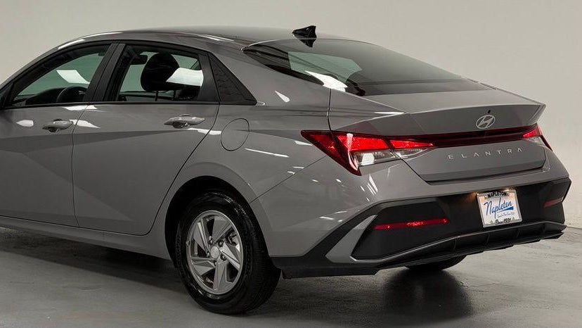 2025 Hyundai ELANTRA SE