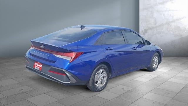 2025 Hyundai ELANTRA SE