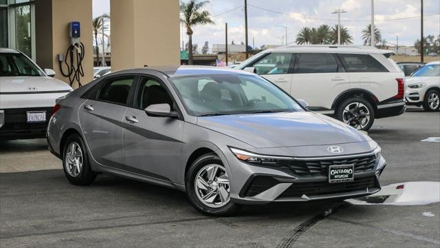 2025 Hyundai ELANTRA SE