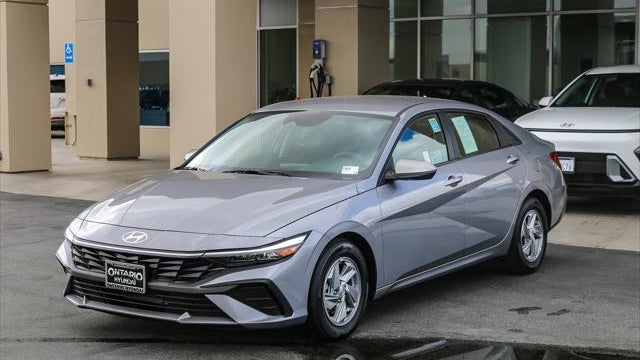 2025 Hyundai ELANTRA SE