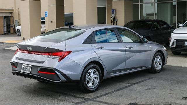 2025 Hyundai ELANTRA SE