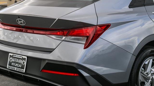 2025 Hyundai ELANTRA SE
