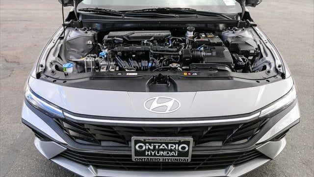 2025 Hyundai ELANTRA SE