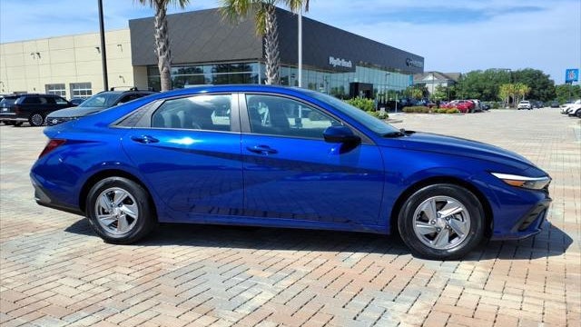 2025 Hyundai ELANTRA SE