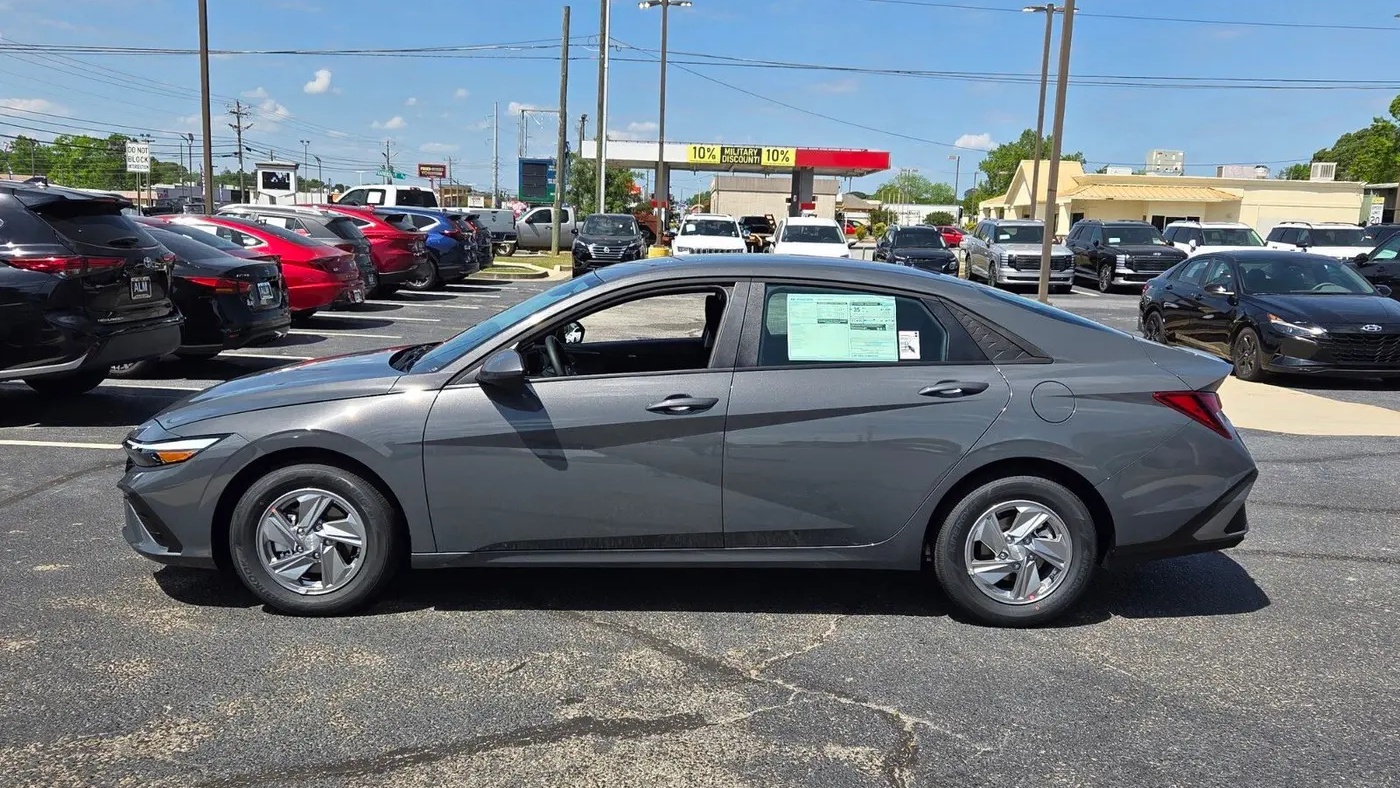 2026 Hyundai ELANTRA SE