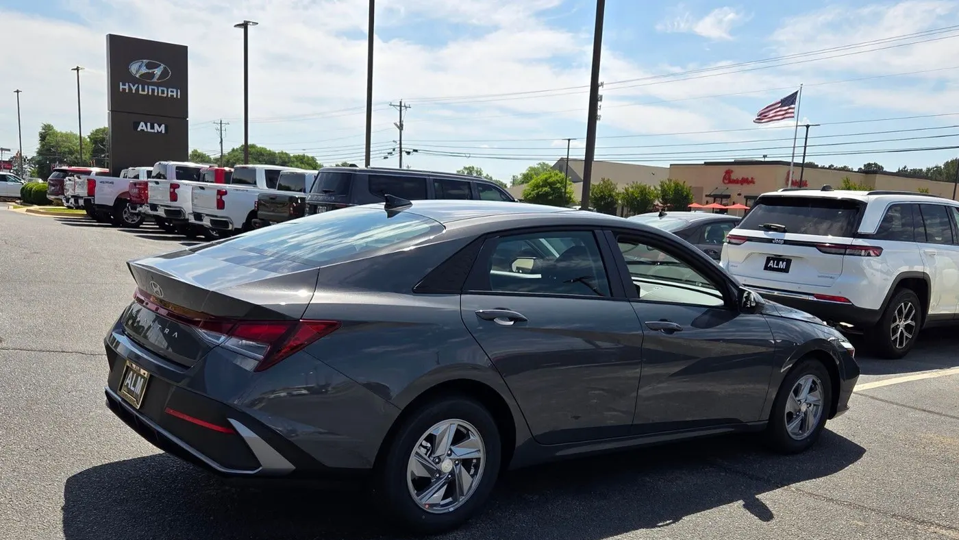 2026 Hyundai ELANTRA SE
