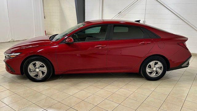 2024 Hyundai ELANTRA SE