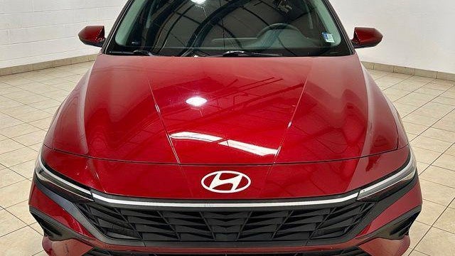 2024 Hyundai ELANTRA SE