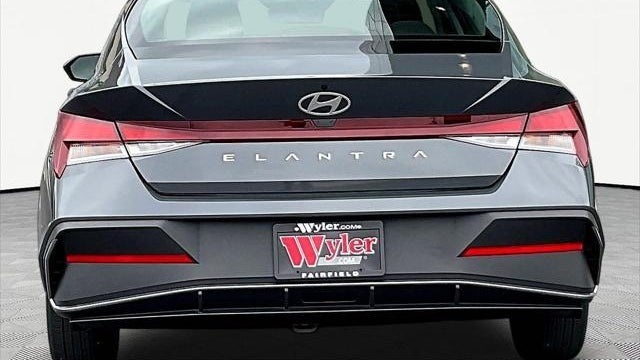 2024 Hyundai ELANTRA SE