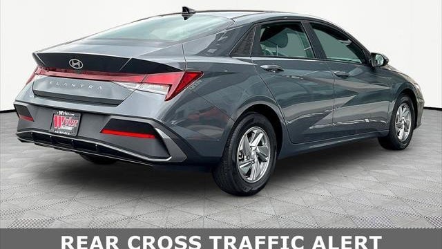 2024 Hyundai ELANTRA SE