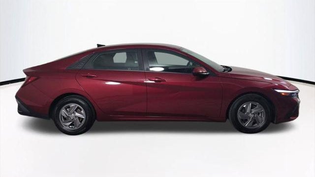 2024 Hyundai ELANTRA SE