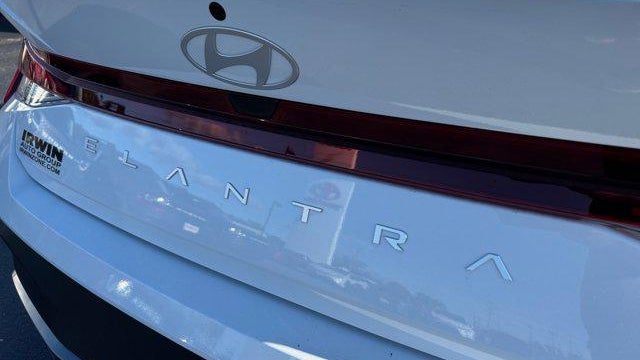 2025 Hyundai ELANTRA SE