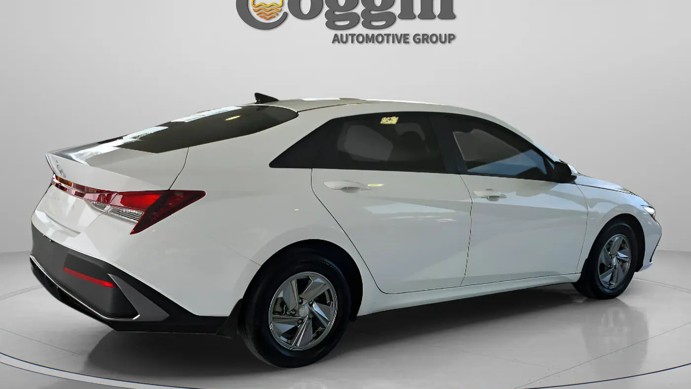 2025 Hyundai ELANTRA SE