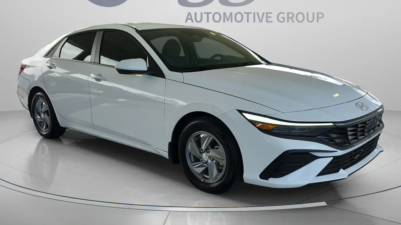 2025 Hyundai ELANTRA SE