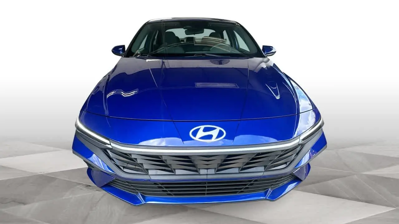 2025 Hyundai ELANTRA SE