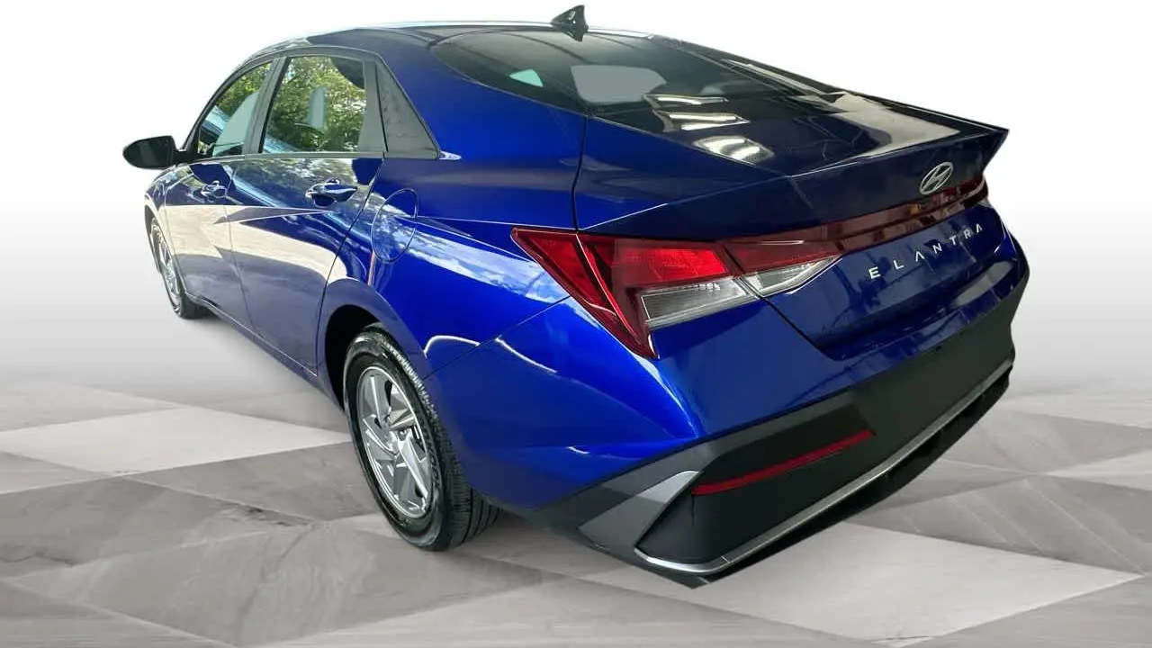2025 Hyundai ELANTRA SE