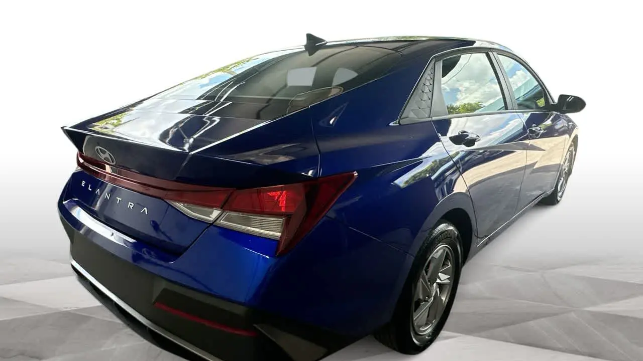 2025 Hyundai ELANTRA SE