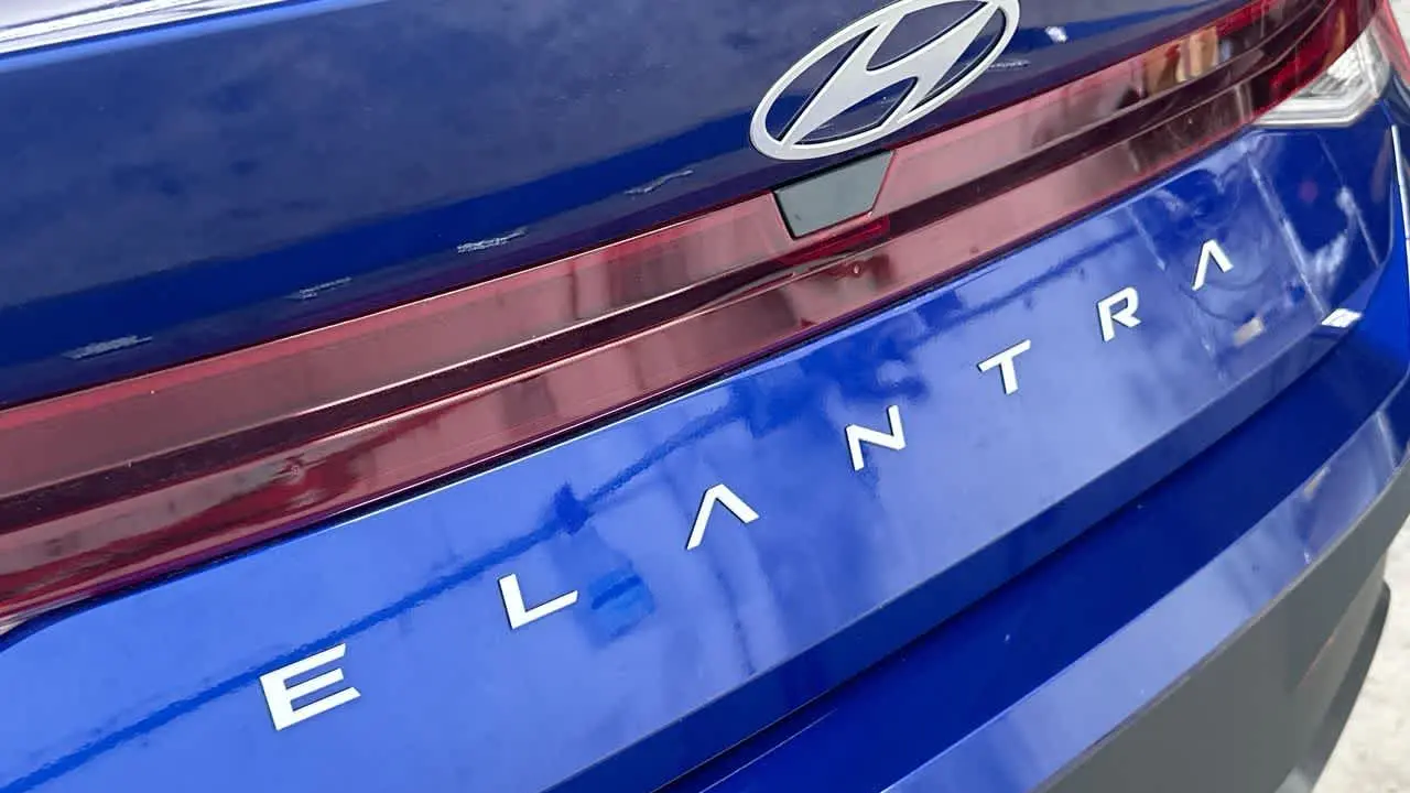 2025 Hyundai ELANTRA SE