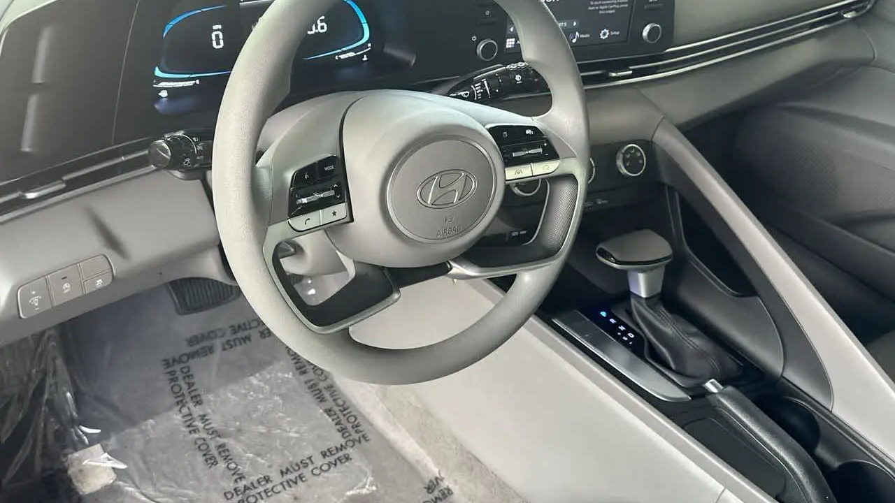 2025 Hyundai ELANTRA SE