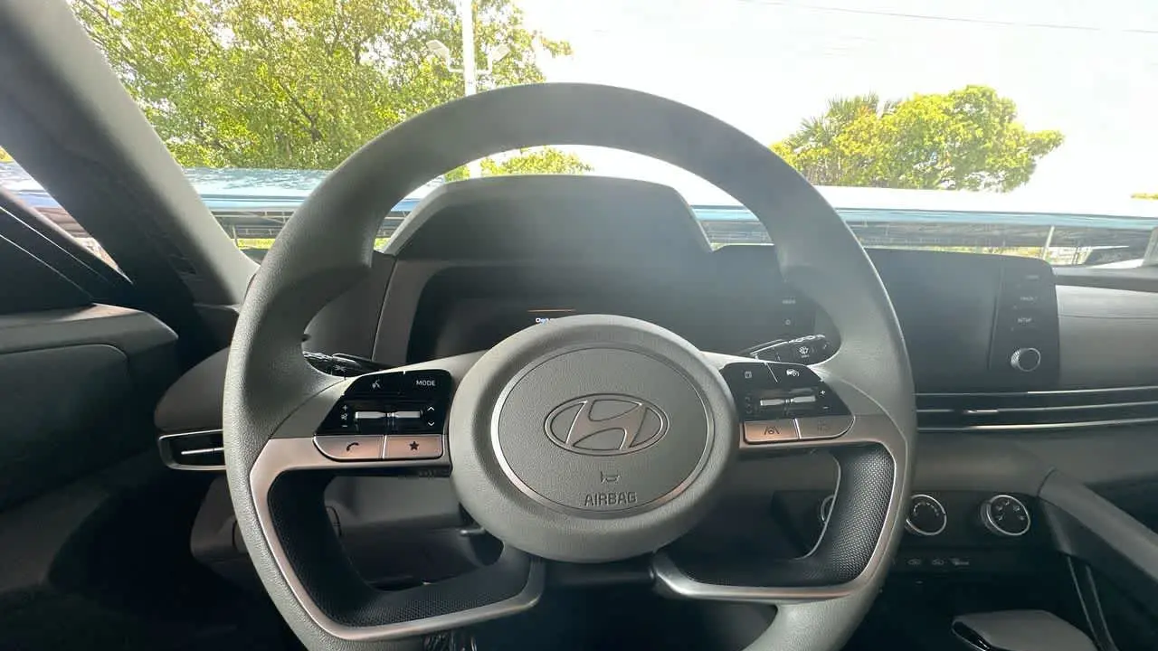 2025 Hyundai ELANTRA SE