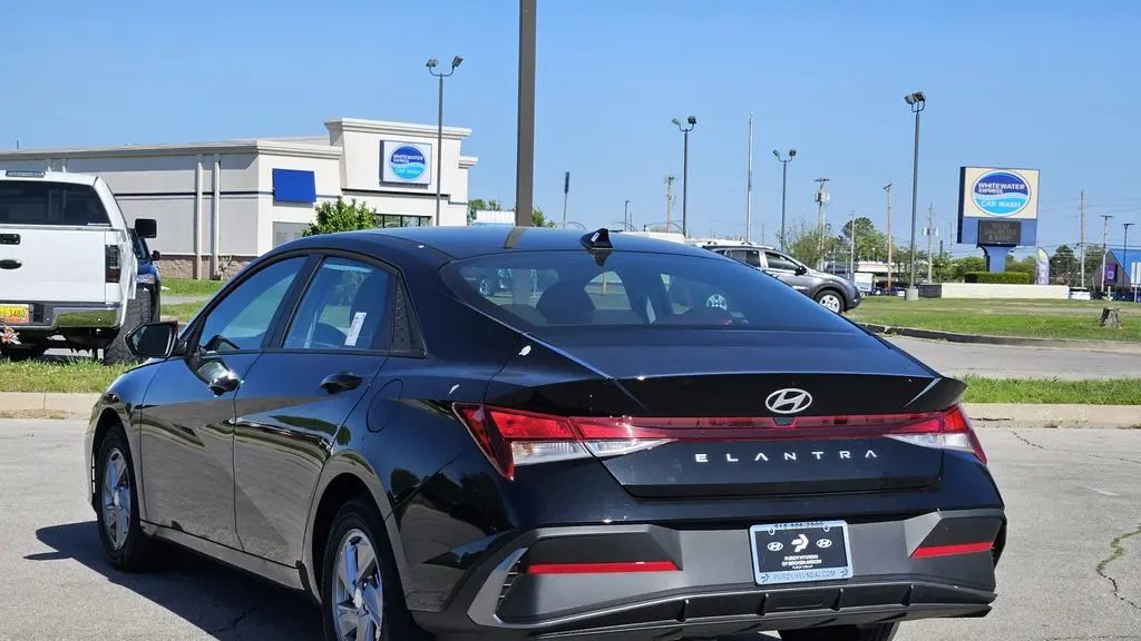 2025 Hyundai ELANTRA SE