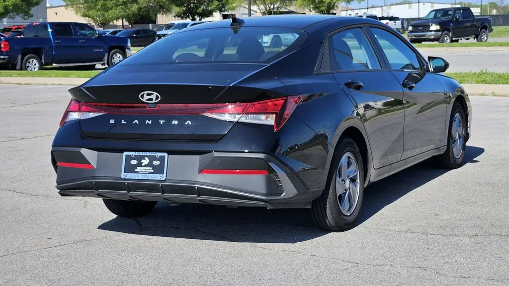 2025 Hyundai ELANTRA SE