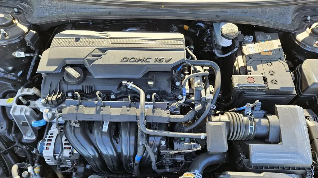 2025 Hyundai ELANTRA SE
