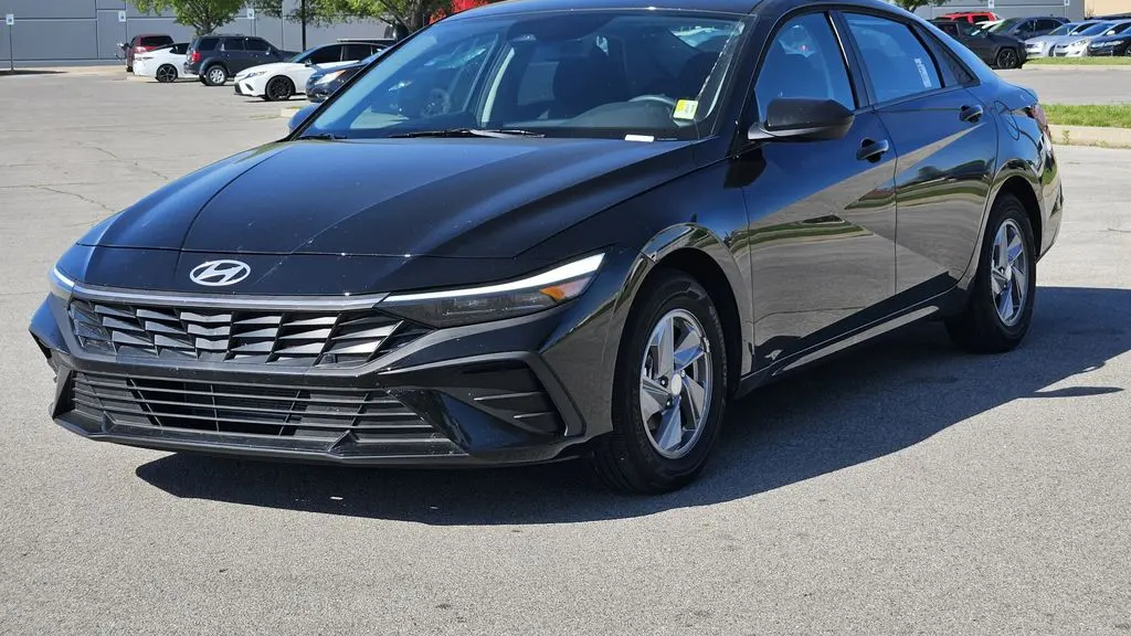 2025 Hyundai ELANTRA SE
