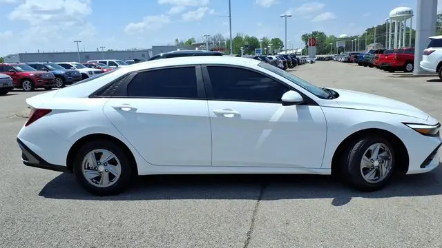 2025 Hyundai ELANTRA SE