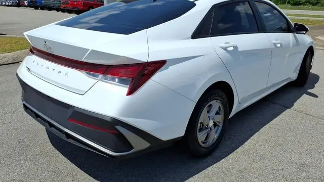 2025 Hyundai ELANTRA SE