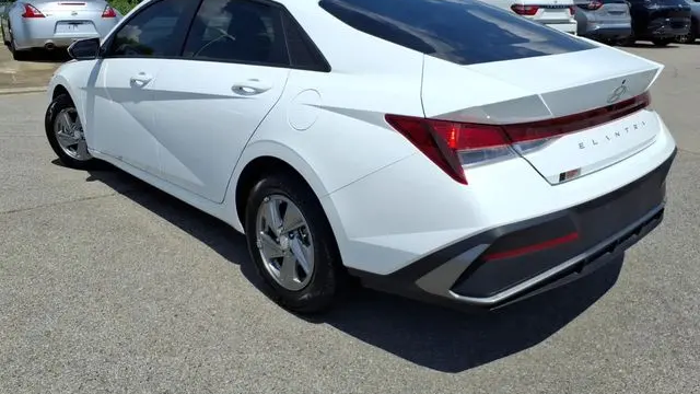 2025 Hyundai ELANTRA SE