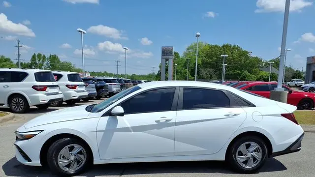 2025 Hyundai ELANTRA SE