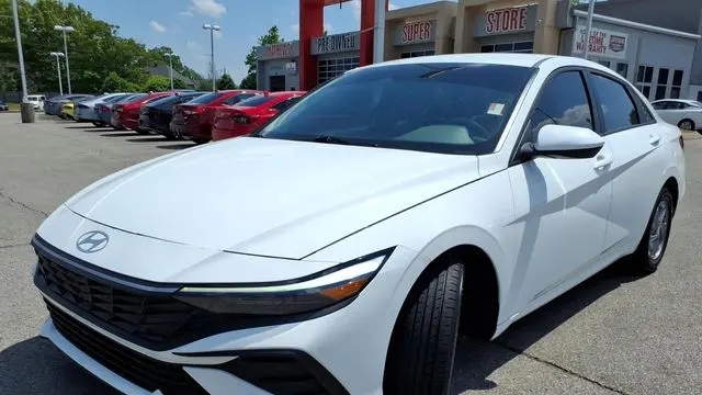 2025 Hyundai ELANTRA SE
