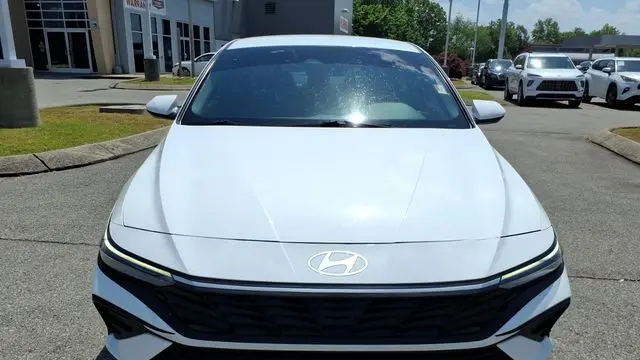 2025 Hyundai ELANTRA SE