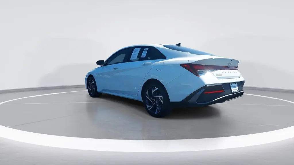 2025 Hyundai ELANTRA SE