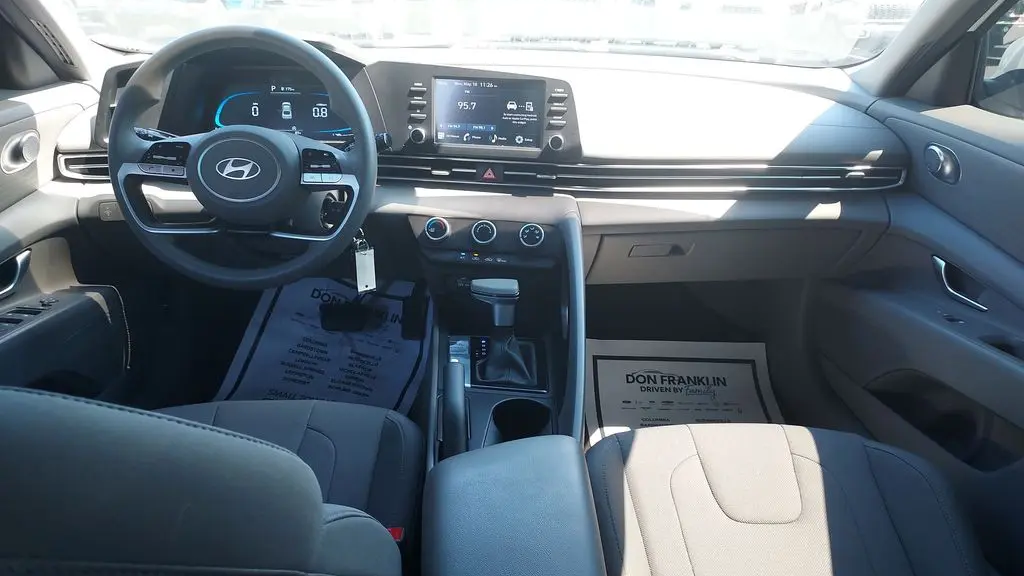2025 Hyundai ELANTRA SE