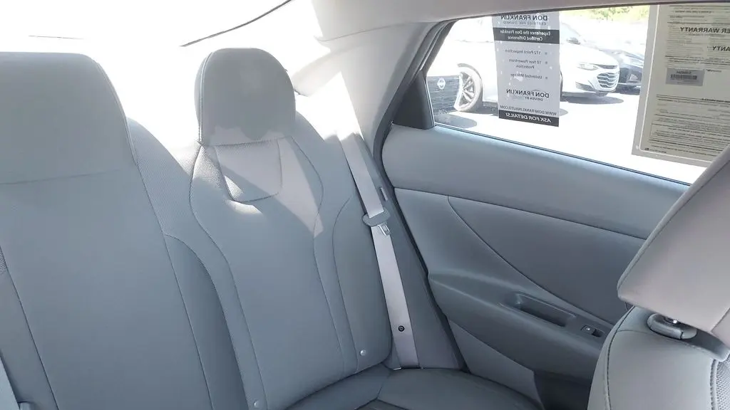 2025 Hyundai ELANTRA SE