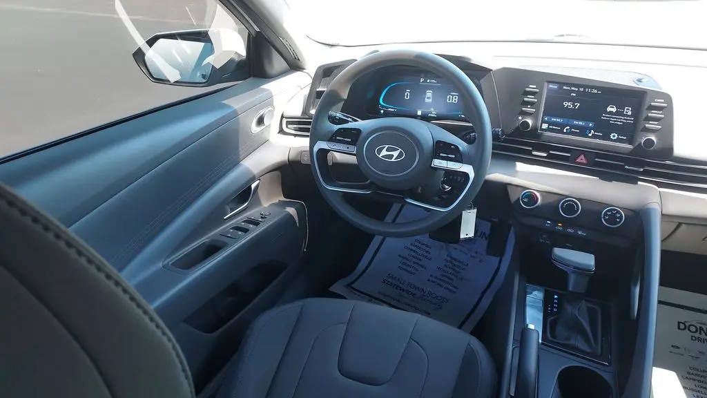2025 Hyundai ELANTRA SE