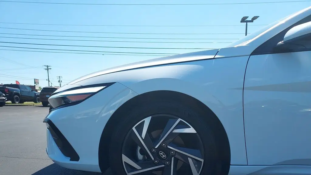 2025 Hyundai ELANTRA SE