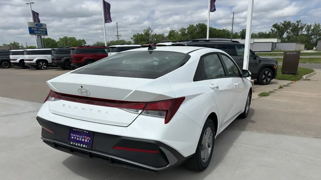 2026 Hyundai ELANTRA SE