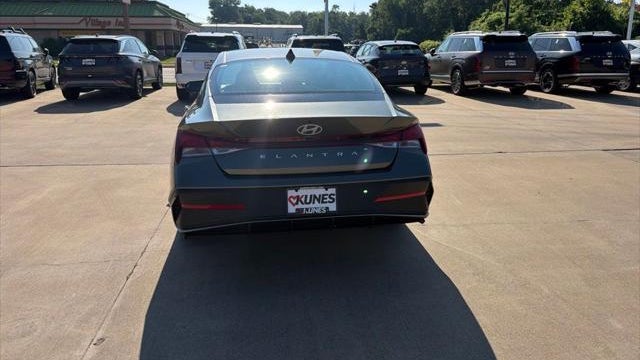 2026 Hyundai ELANTRA SE