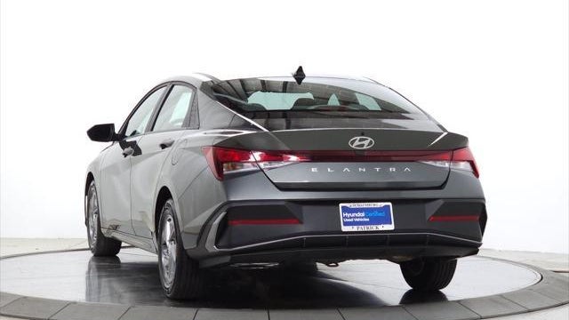 2024 Hyundai ELANTRA SE