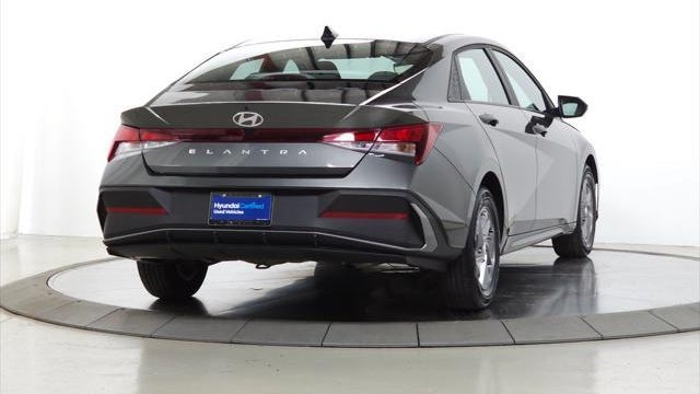2024 Hyundai ELANTRA SE
