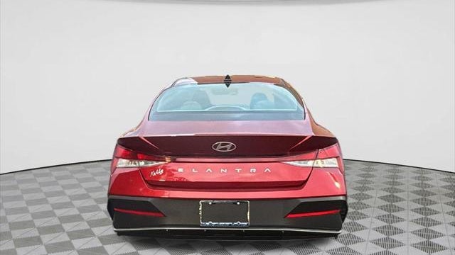 2024 Hyundai ELANTRA SE