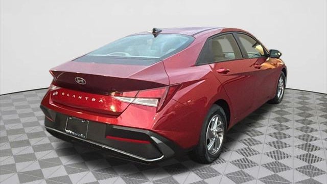 2024 Hyundai ELANTRA SE