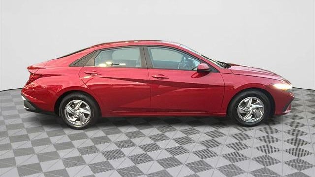 2024 Hyundai ELANTRA SE