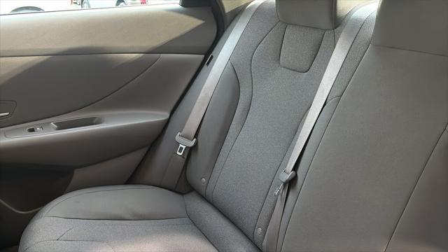 2024 Hyundai ELANTRA SE