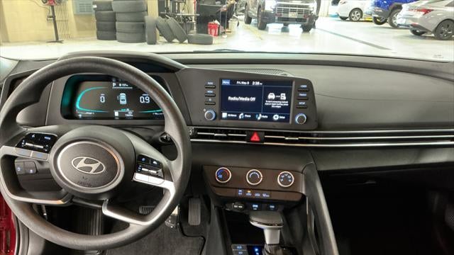 2025 Hyundai ELANTRA SE