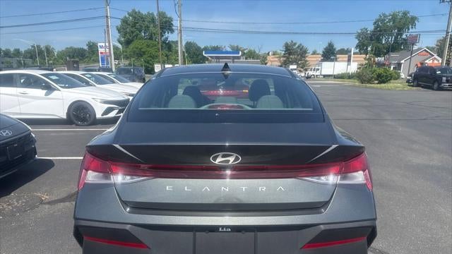 2025 Hyundai ELANTRA SE