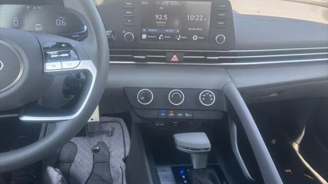 2025 Hyundai ELANTRA SE